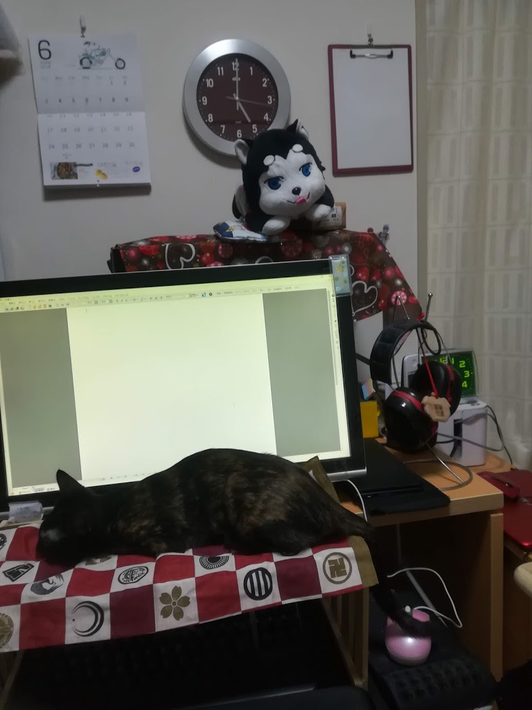 どうしても猫がキーボードに乗りたがるので仕方なくキーボードガードを自作した 近況報告の歌 どうしても猫がキーボードに乗りたがるので仕方なくキーボードガードを自作した 近況報告の歌